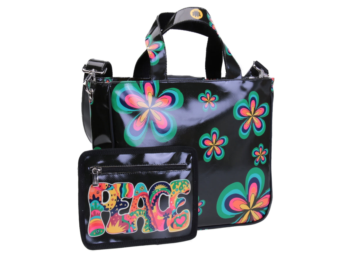 ZWARTE TOTE BAG MET BLOEMENFANTASIE &quot;PEACE&quot;. MODEL GLAM GEMAAKT VAN VRACHTWAGENZEIL.