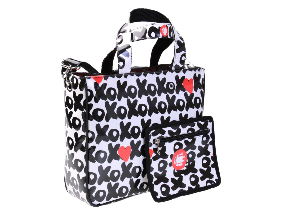 ZWART WITTE TOTE BAG &quot;XOXO&quot;. MODEL GLAM GEMAAKT VAN VRACHTWAGENZEIL.