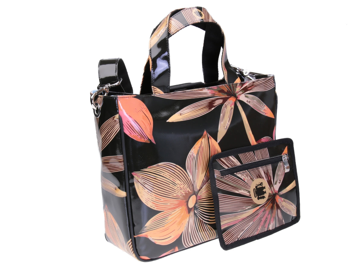 ZWARTE TOTE BAG BLOEMEN FANTASIE. MODEL GLAM GEMAAKT VAN VRACHTWAGENZEIL.