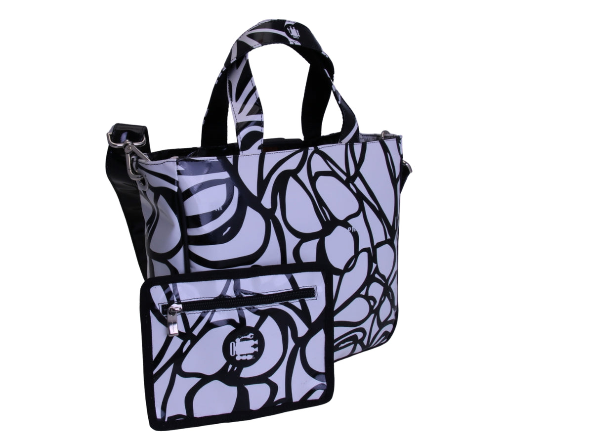 LICHT BLAUWE TOTE BAG MET BLOEMEN FANTASIE. MODEL GLAM GEMAAKT VAN VRACHTWAGENZEIL.