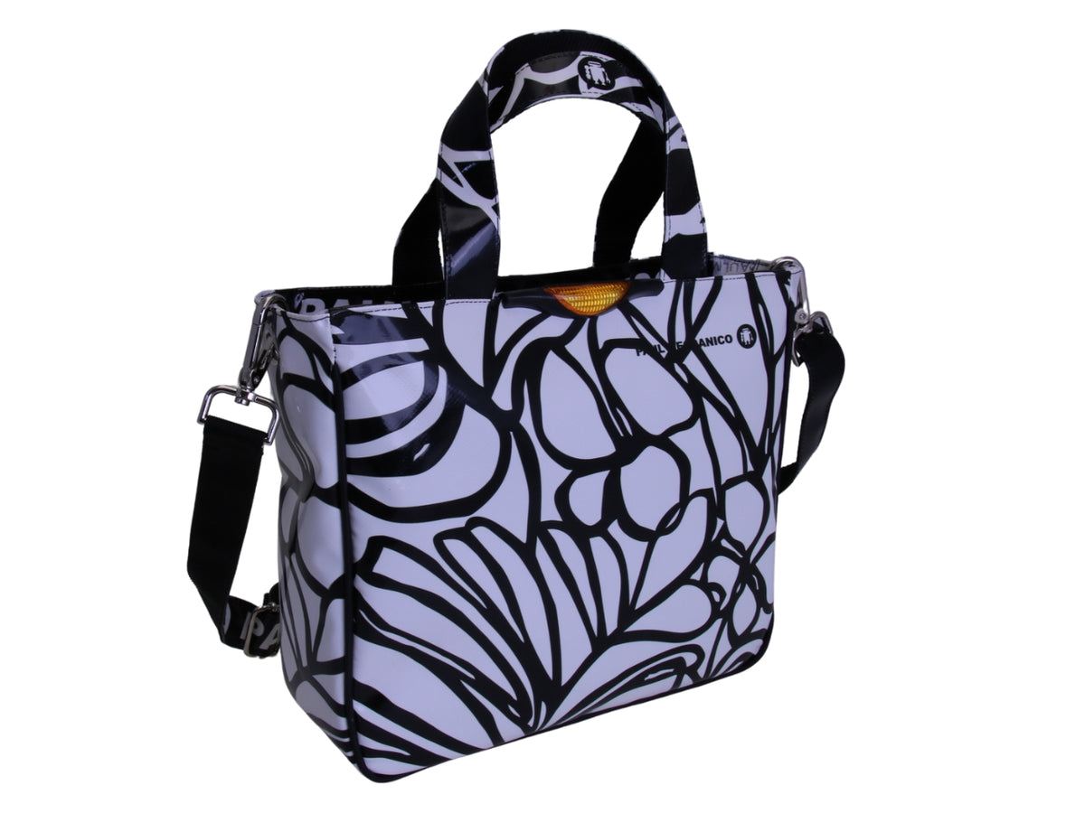 LICHT BLAUWE TOTE BAG MET BLOEMEN FANTASIE. MODEL GLAM GEMAAKT VAN VRACHTWAGENZEIL.