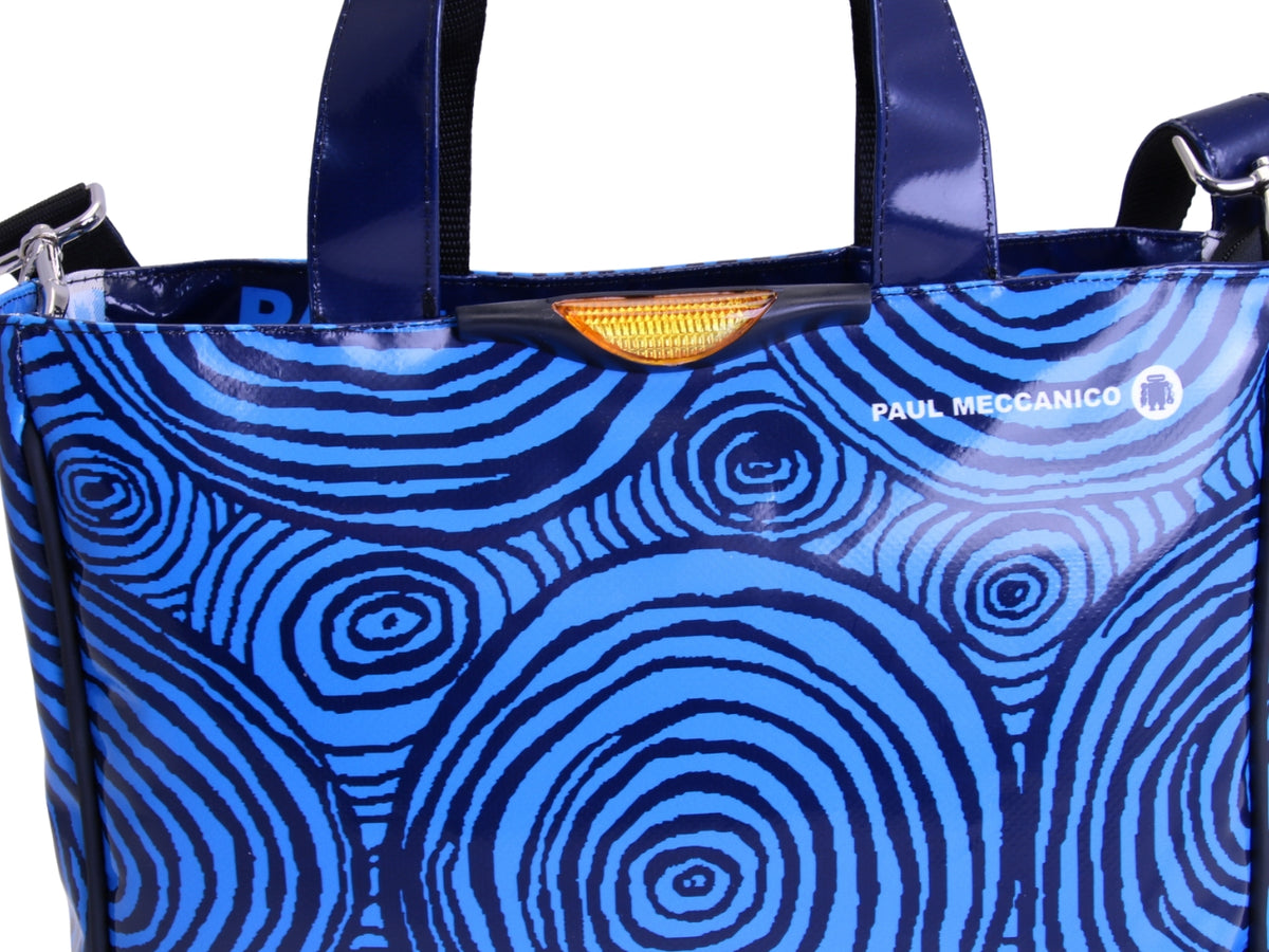 LICHT BLAUWE TOTE BAG MET BLOEMEN FANTASIE. MODEL GLAM GEMAAKT VAN VRACHTWAGENZEIL.