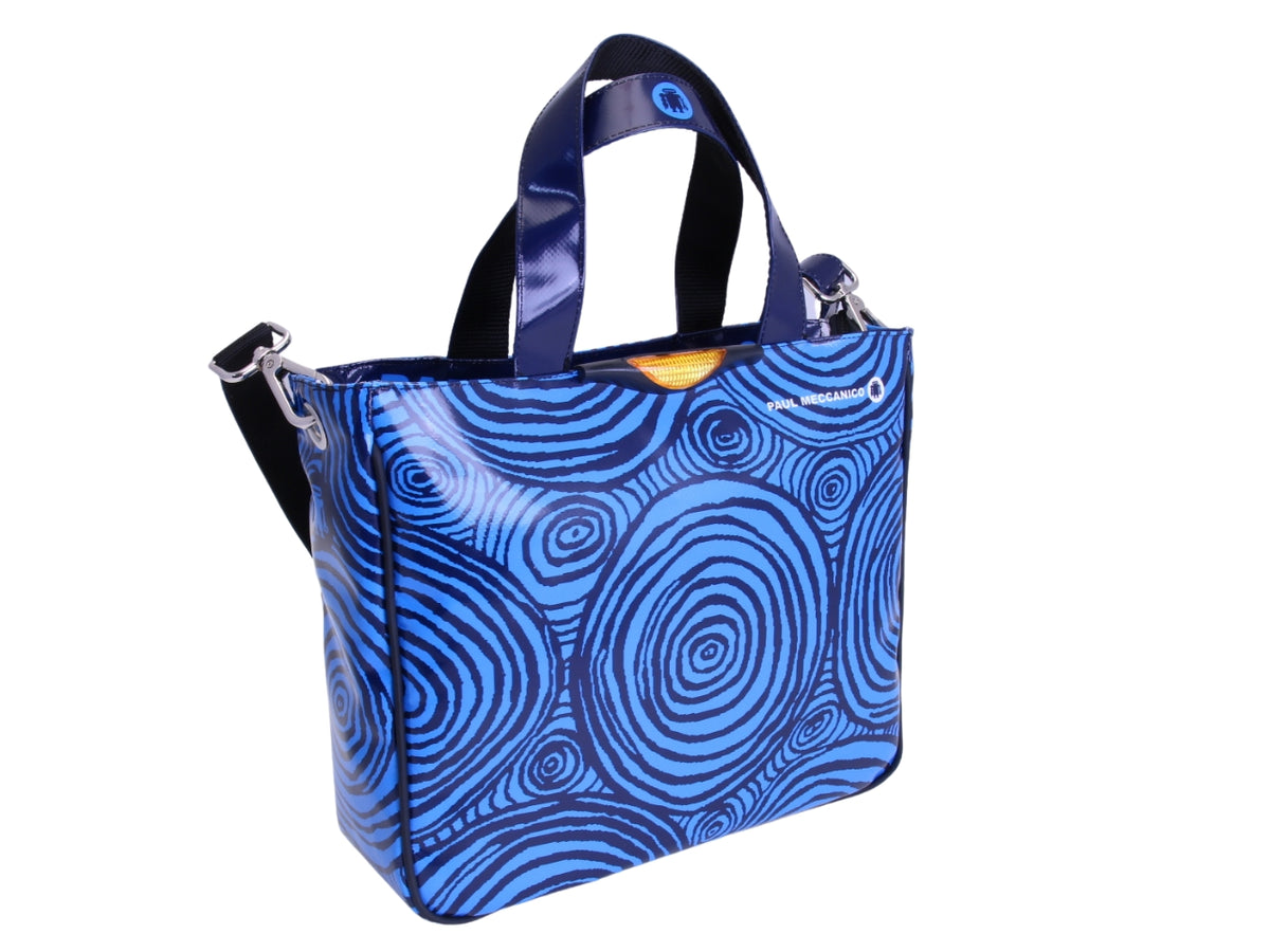 LICHT BLAUWE TOTE BAG MET BLOEMEN FANTASIE. MODEL GLAM GEMAAKT VAN VRACHTWAGENZEIL.