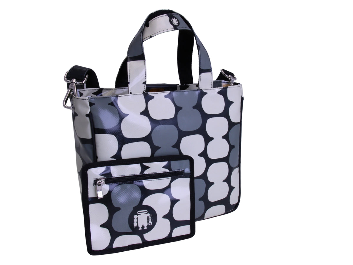 LICHT BLAUWE TOTE BAG MET BLOEMEN FANTASIE. MODEL GLAM GEMAAKT VAN VRACHTWAGENZEIL.