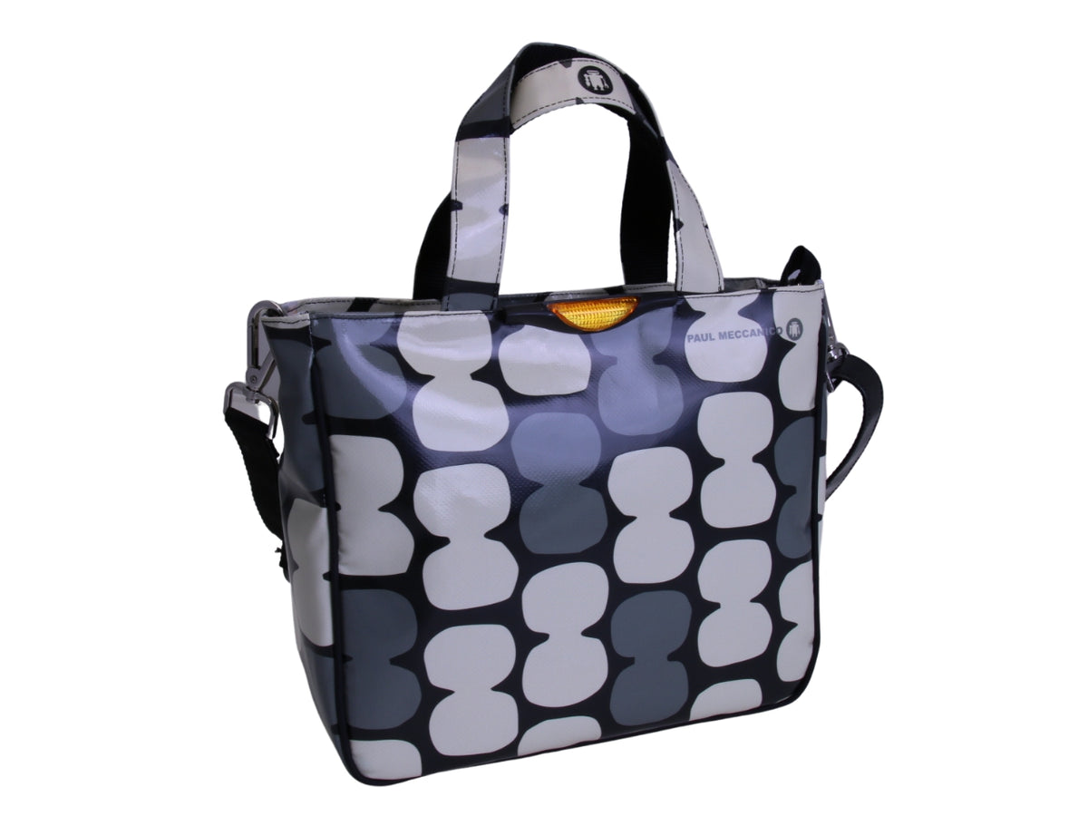 LICHT BLAUWE TOTE BAG MET BLOEMEN FANTASIE. MODEL GLAM GEMAAKT VAN VRACHTWAGENZEIL.