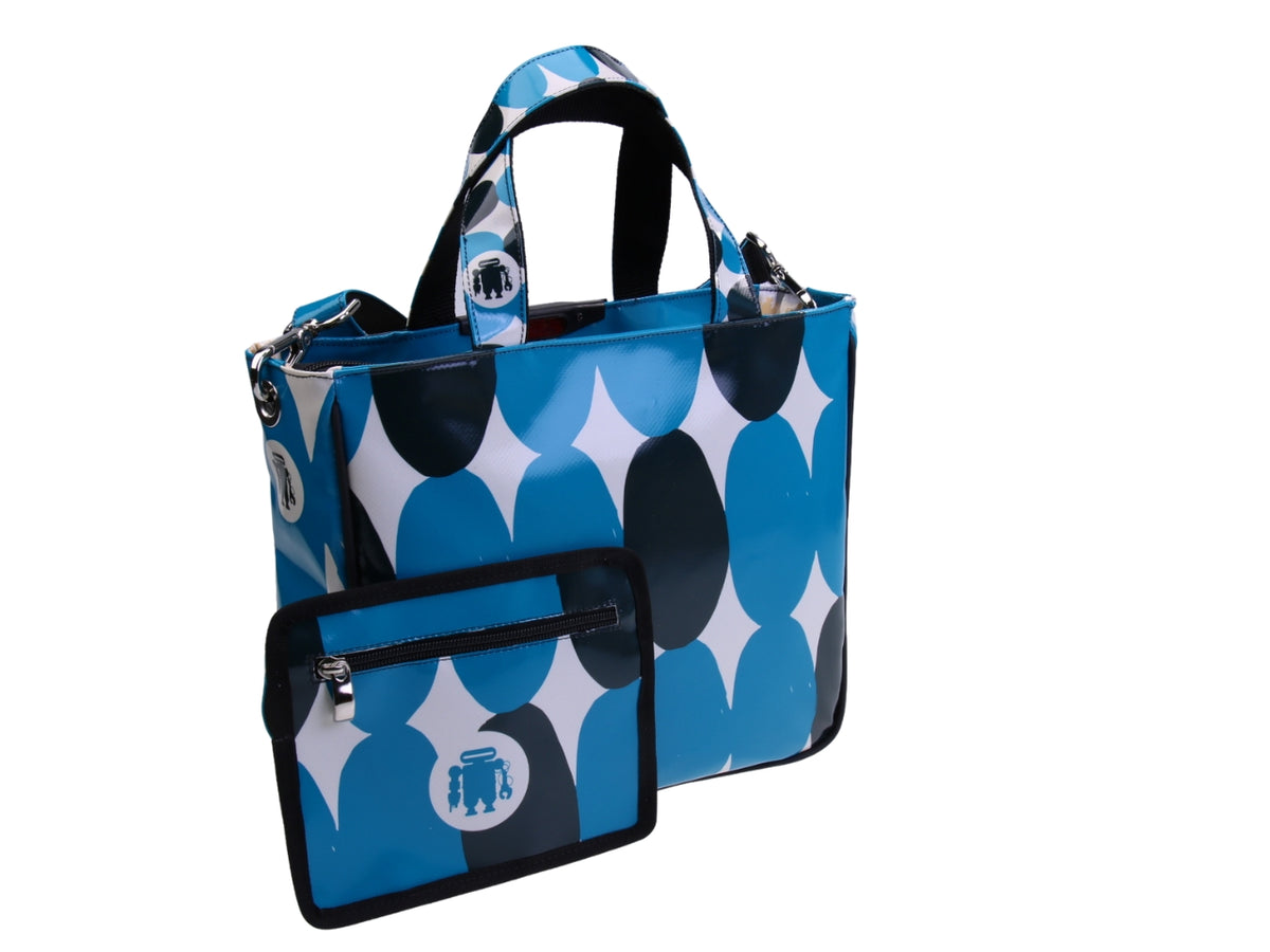 WIT MET BLAUWE TOTE BAG MET ABSTRACTE  FANTASIE. MODEL GLAM GEMAAKT VAN VRACHTWAGENZEIL.