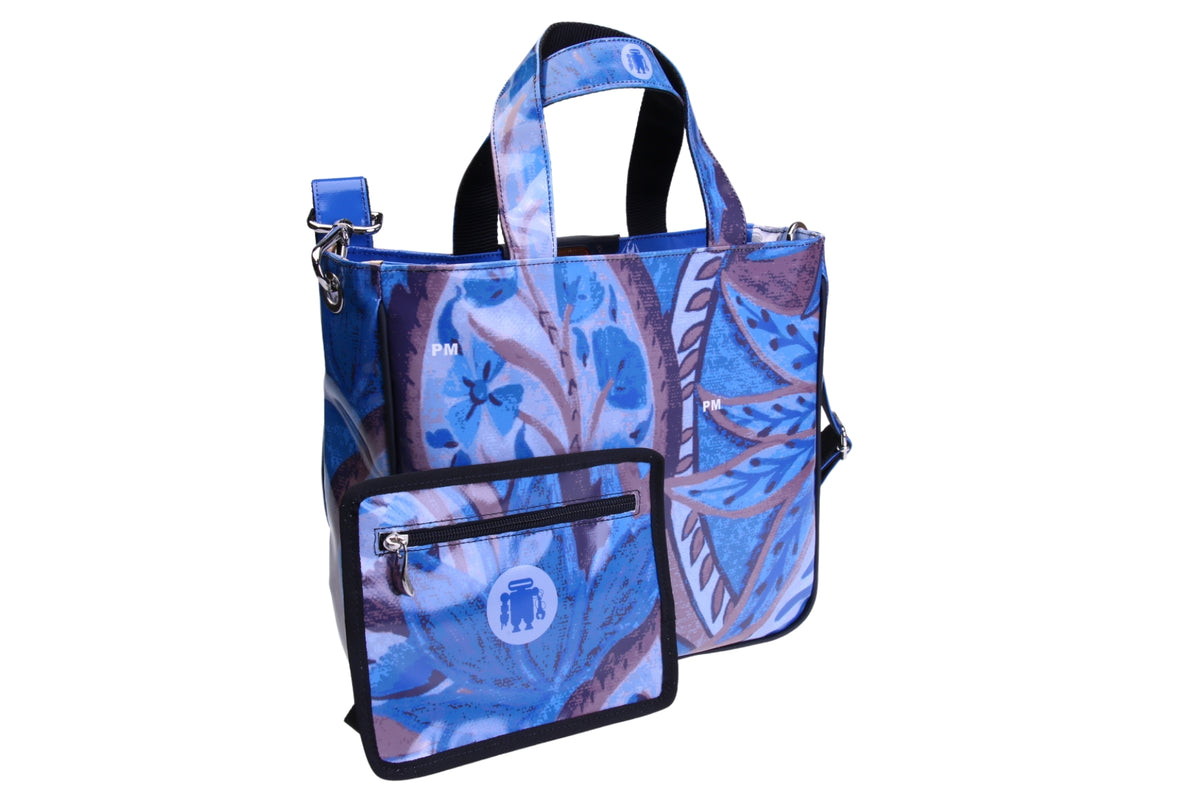 LICHT BLAUWE TOTE BAG MET BLOEMEN FANTASIE. MODEL GLAM GEMAAKT VAN VRACHTWAGENZEIL.