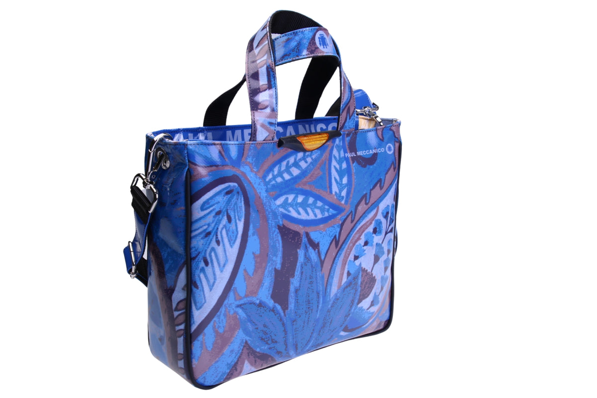 LICHT BLAUWE TOTE BAG MET BLOEMEN FANTASIE. MODEL GLAM GEMAAKT VAN VRACHTWAGENZEIL.