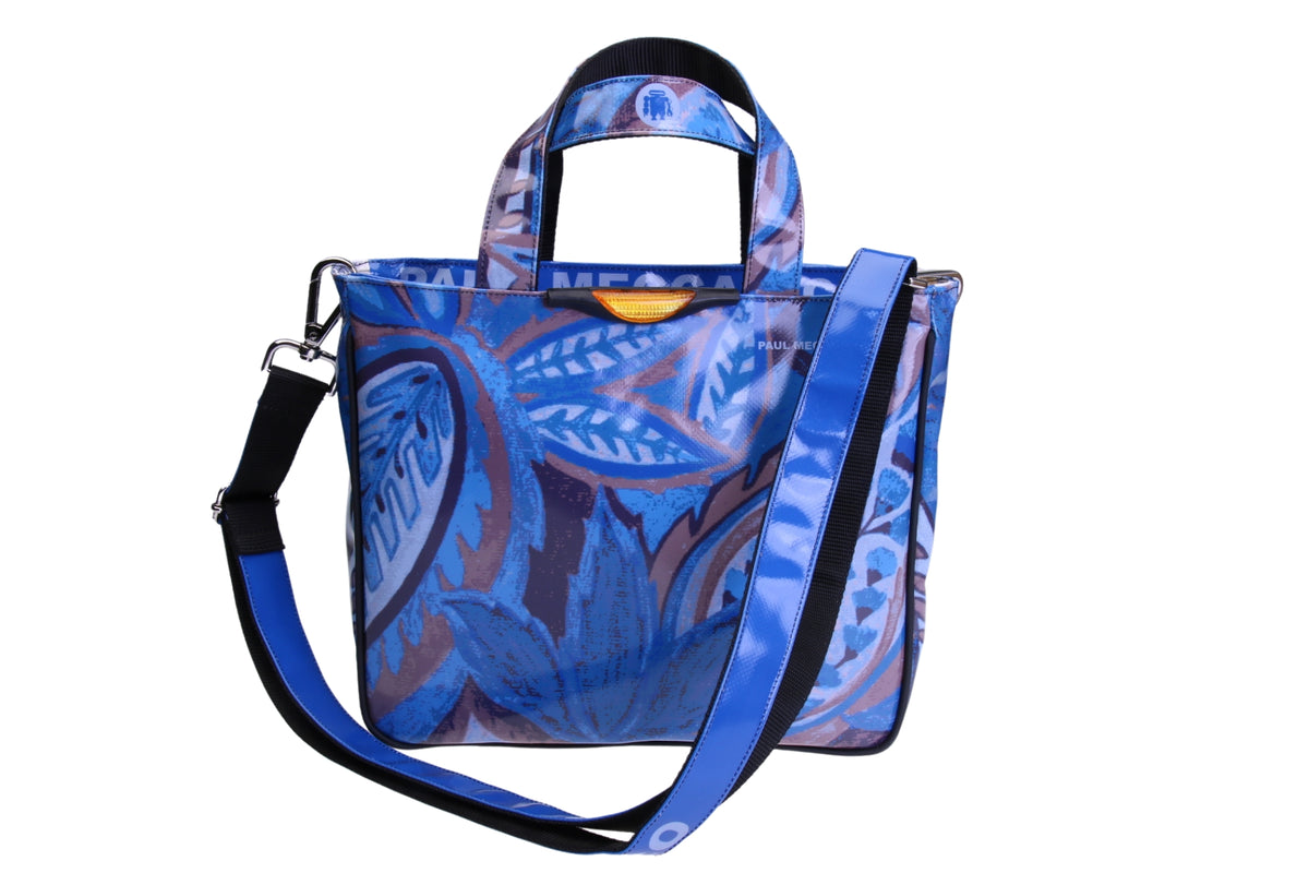 LICHT BLAUWE TOTE BAG MET BLOEMEN FANTASIE. MODEL GLAM GEMAAKT VAN VRACHTWAGENZEIL.