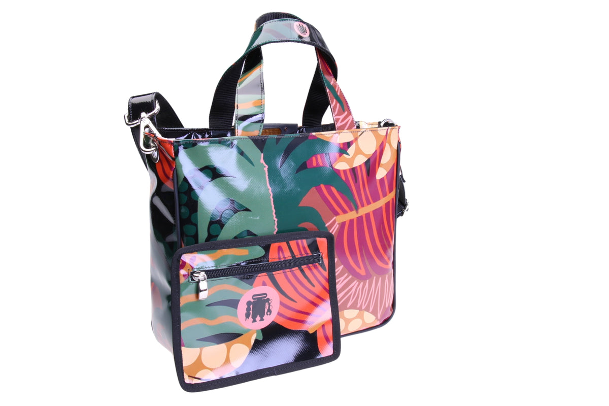 ZWARTE TOTE BAG MET BLOEMEN FANTASIE. MODEL GLAM GEMAAKT VAN VRACHTWAGENZEIL.