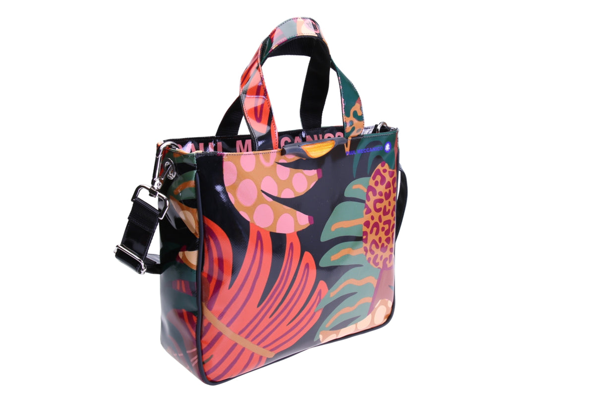 ZWARTE TOTE BAG MET BLOEMEN FANTASIE. MODEL GLAM GEMAAKT VAN VRACHTWAGENZEIL.