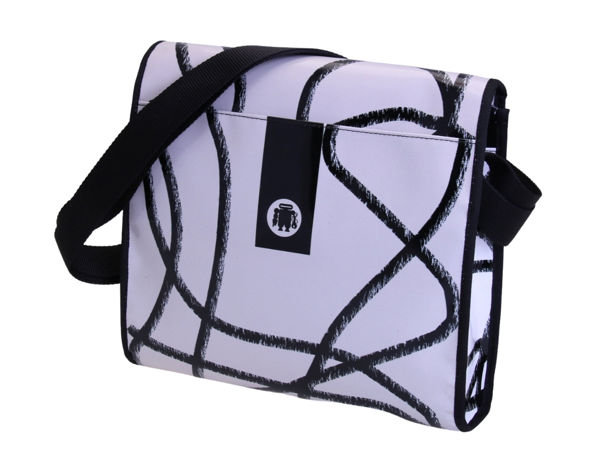 ZWART WITTE CROSSBODY. MODEL BREAK GEMAAKT VAN VRACHTWAGENZEIL.