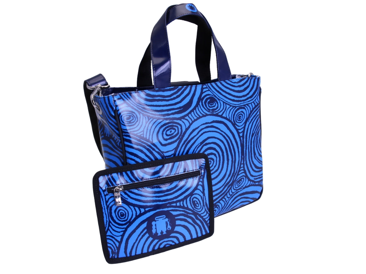 LICHT BLAUWE TOTE BAG MET BLOEMEN FANTASIE. MODEL GLAM GEMAAKT VAN VRACHTWAGENZEIL.