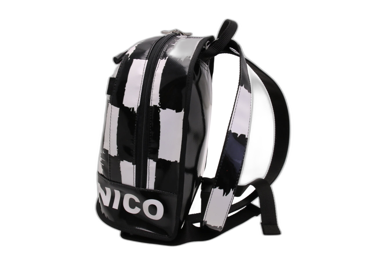 ...ZAINO IN BIANCO E NERO CON FANTASIA A SCACCHI. MODELLO SUPERINO REALIZZATO CON TELONI DI CAMION.