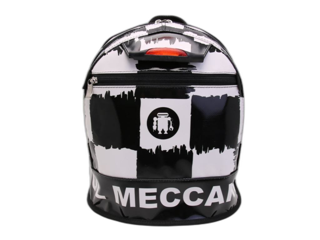 ...ZAINO IN BIANCO E NERO CON FANTASIA A SCACCHI. MODELLO SUPERINO REALIZZATO CON TELONI DI CAMION.