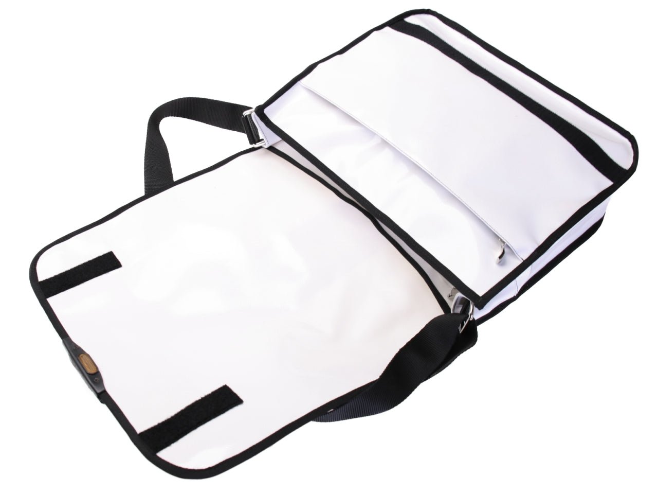 BORSA MESSENGER BIANCA. MODELLO SPOT REALIZZATO CON TELONI DI CAMION.