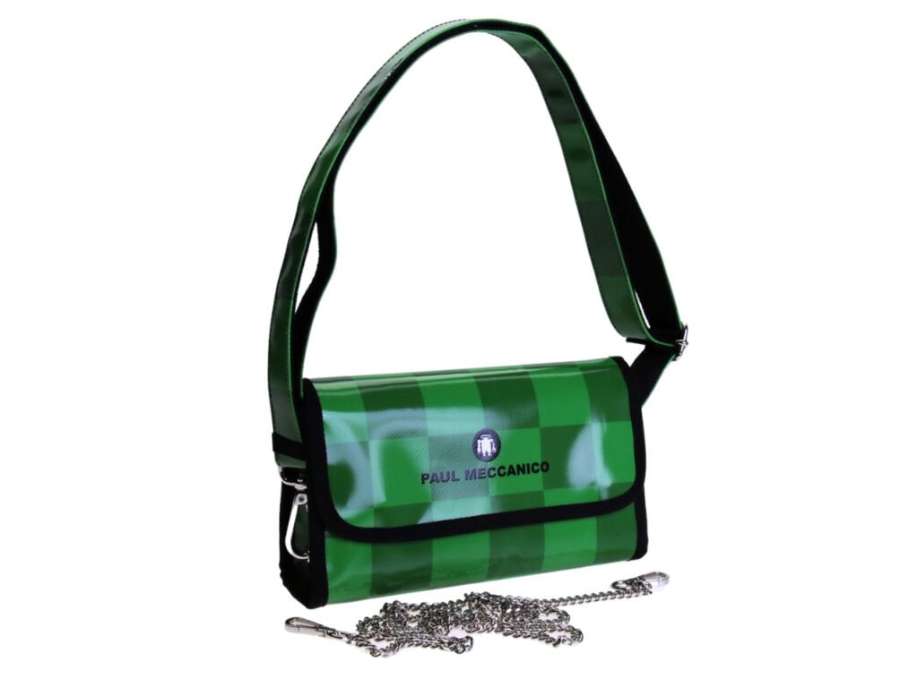 ...POCHETTE FANTASIA SCACCHI. MODELLO DI CARAMELLA REALIZZATO CON TELONI DI CAMION.