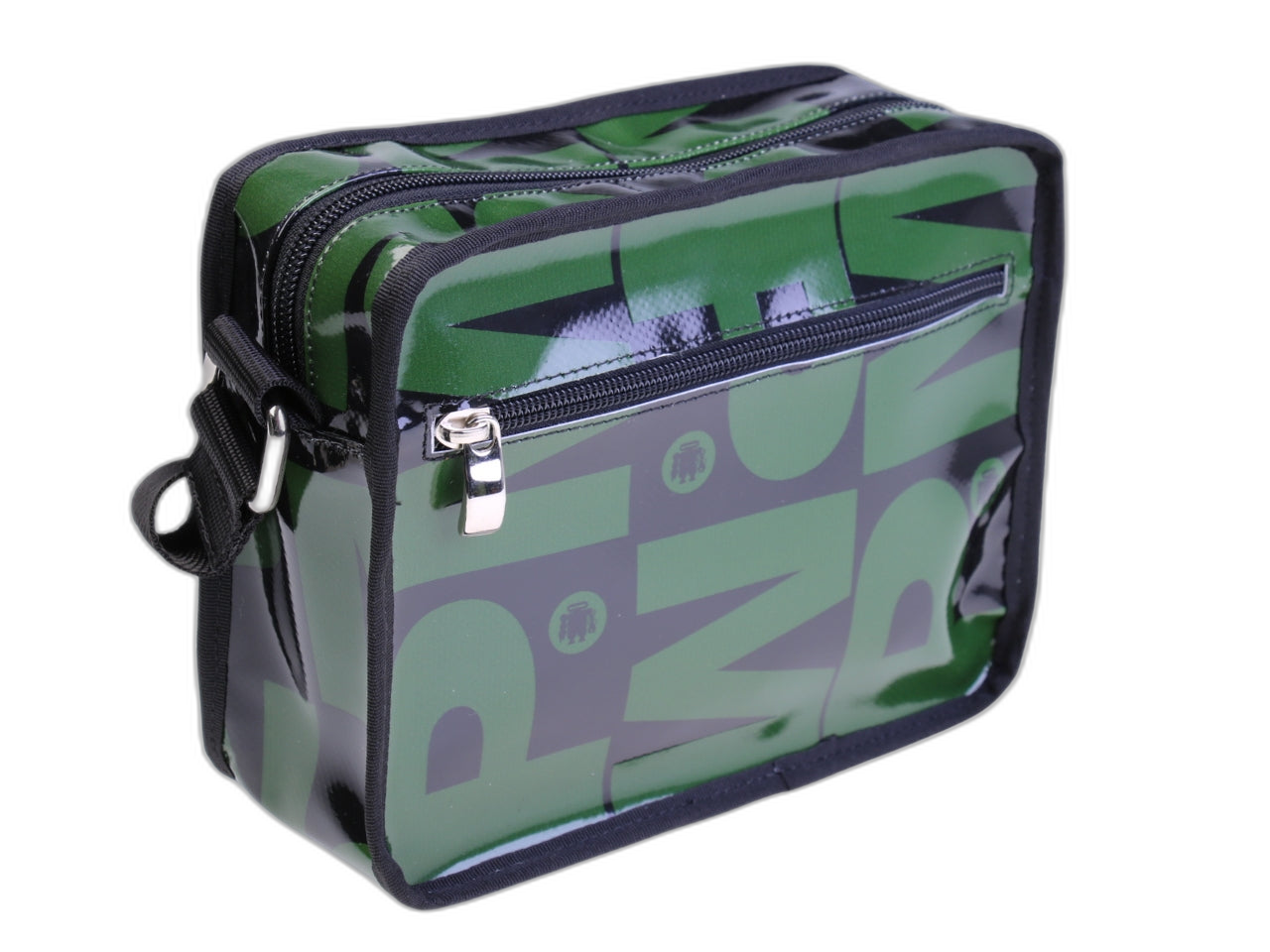 ..BORSA A TRACOLLA GENDERLESS NERA E VERDE SCURO CON FANTASIA DI LETTERE. MODELLO FRIK REALIZZATO CON TELONI DI CAMION.
