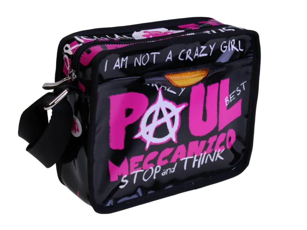 BORSA A TRACOLLA NERA ""NON SONO UNA RAGAZZA PAZZA"". MODELLO FRIK REALIZZATO CON TELONI DI CAMION.