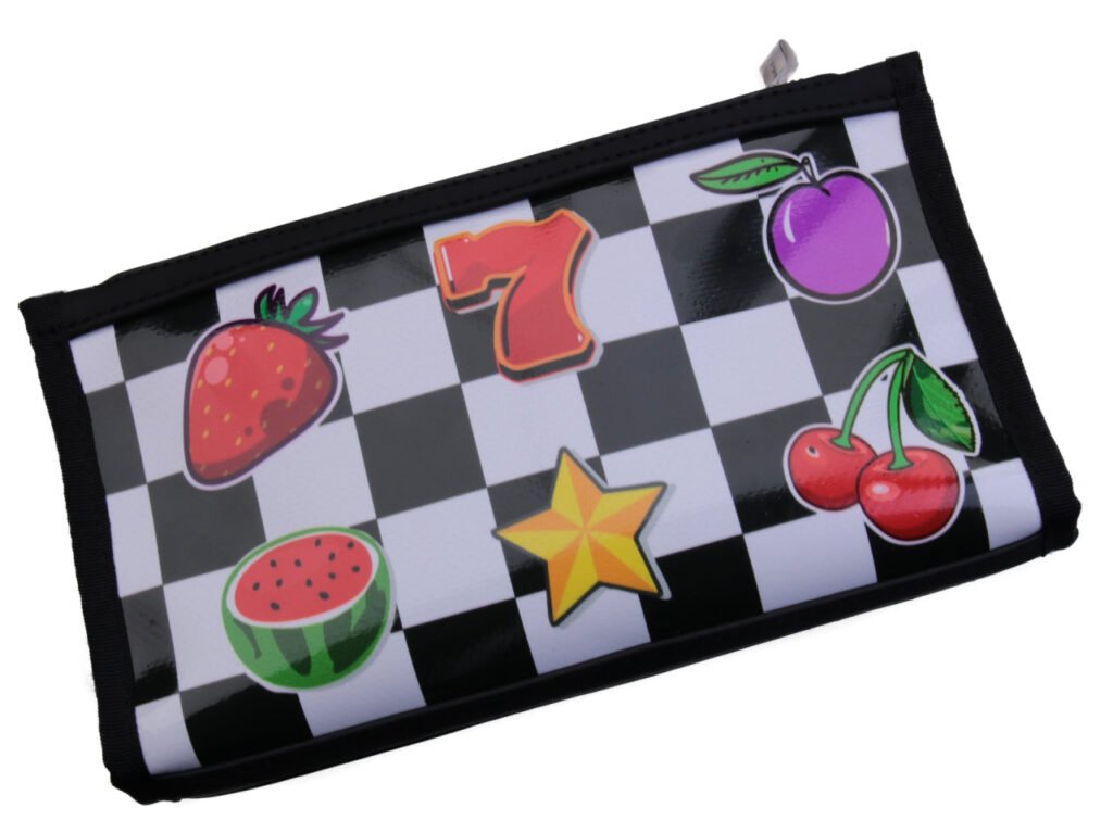 PORTAFOGLIO GRANDE DA DONNA FANTASIA SCACCHI "SLOT MACHINE". FOSSA MODELLO REALIZZATA CON TELONI DI CAMION. - Edizione limitata Paul Meccanico