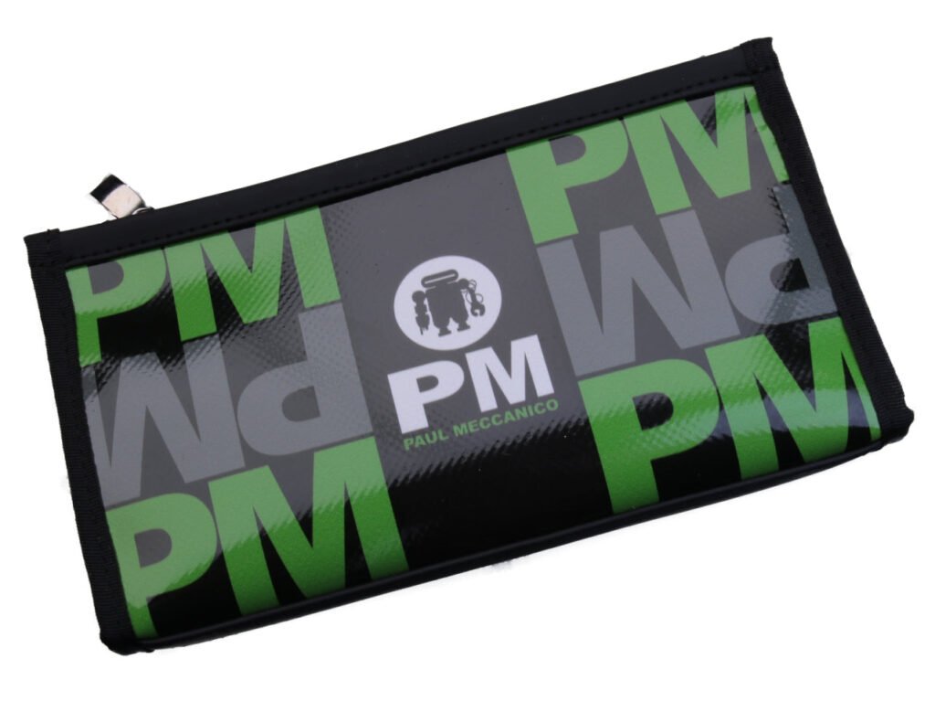 PORTAFOGLIO GRANDE DA DONNA NEI COLORI NERO, VERDE E GRIGIO CON SCRITTE FANTASIA. FOSSA MODELLO REALIZZATA CON TELONI DI CAMION. - Edizione limitata Paul Meccanico