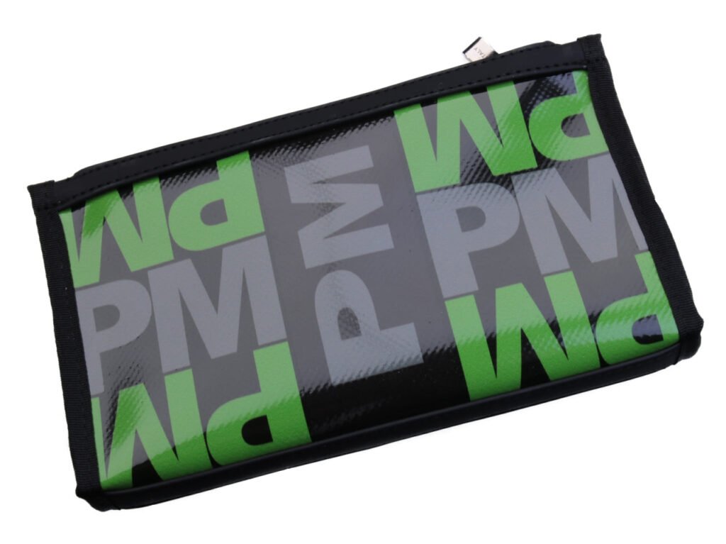 PORTAFOGLIO GRANDE DA DONNA NEI COLORI NERO, VERDE E GRIGIO CON SCRITTE FANTASIA. FOSSA MODELLO REALIZZATA CON TELONI DI CAMION. - Edizione limitata Paul Meccanico
