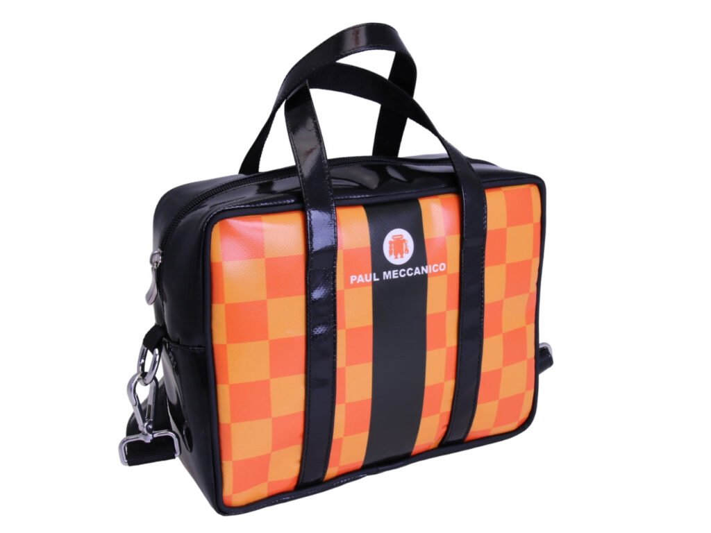BORSA DA DONNA RETTANGOLARE NERA E ARANCIONE CON FANTASIA A SCACCHI. MODELLO PINCA REALIZZATO CON TELONI DI CAMION.