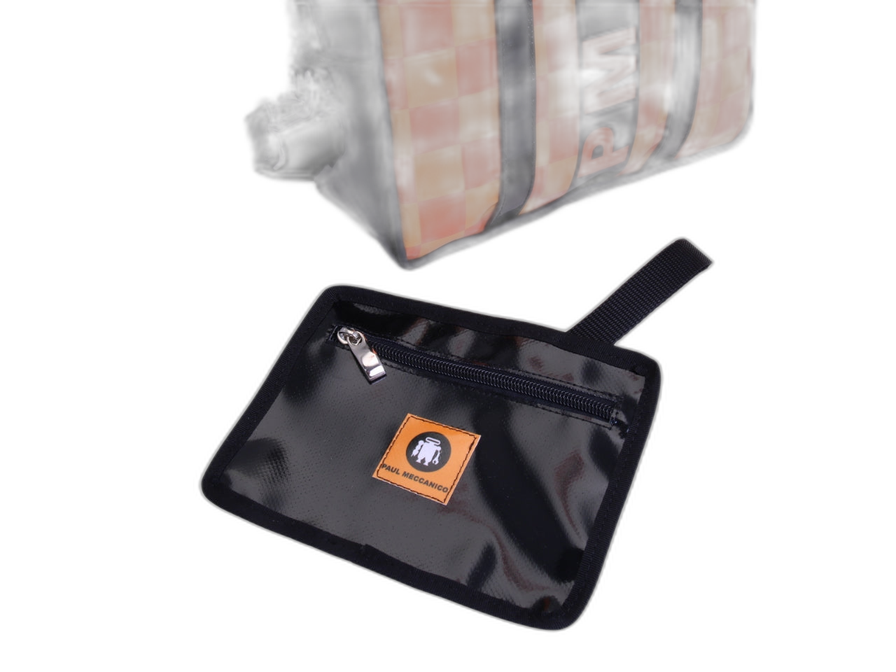 BORSA DA DONNA RETTANGOLARE NERA E ARANCIONE CON FANTASIA A SCACCHI. MODELLO PINCA REALIZZATO CON TELONI DI CAMION.