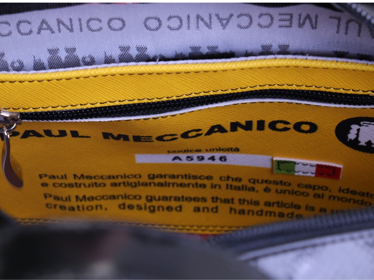 BORSA DA DONNA RETTANGOLARE NERA E ARANCIONE CON FANTASIA A SCACCHI. MODELLO PINCA REALIZZATO CON TELONI DI CAMION.
