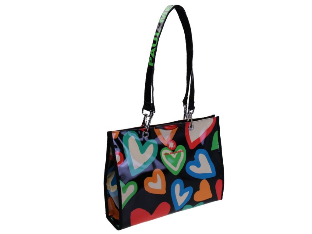 BORSA SHOPPER NERA "CUORI". MODELLO DI PEPE REALIZZATO CON TELONI DI CAMION.