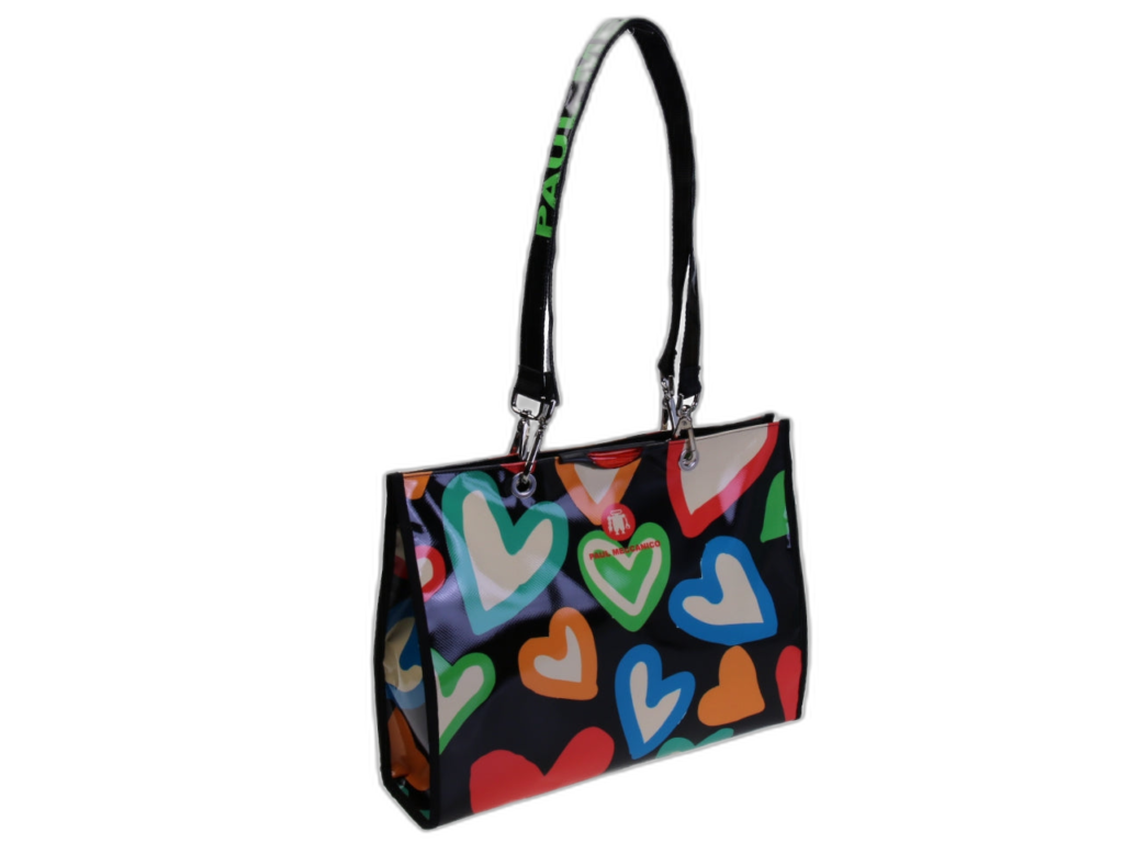 BORSA SHOPPER NERA "CUORI". MODELLO DI PEPE REALIZZATO CON TELONI DI CAMION.