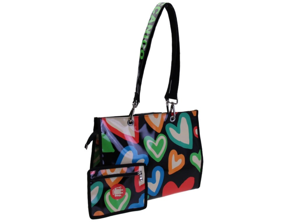 BORSA SHOPPER NERA "CUORI". MODELLO DI PEPE REALIZZATO CON TELONI DI CAMION.