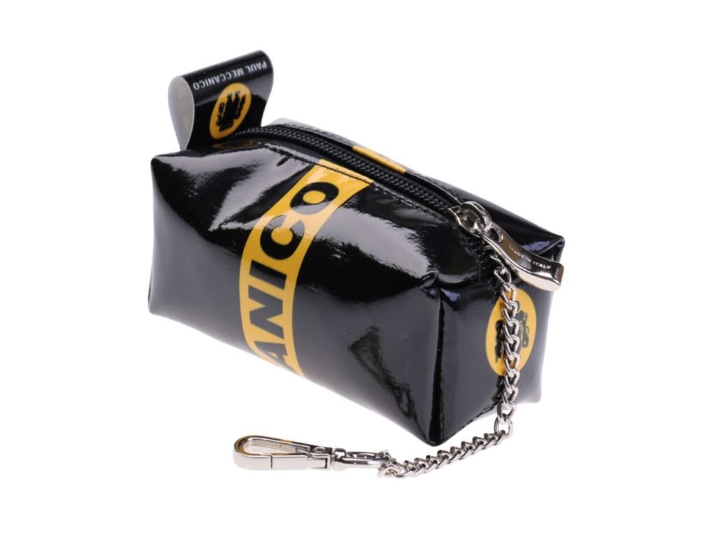 ...PORTACHIAVI CON DESIGN A MATITA NEI COLORI NERO E GIALLO.