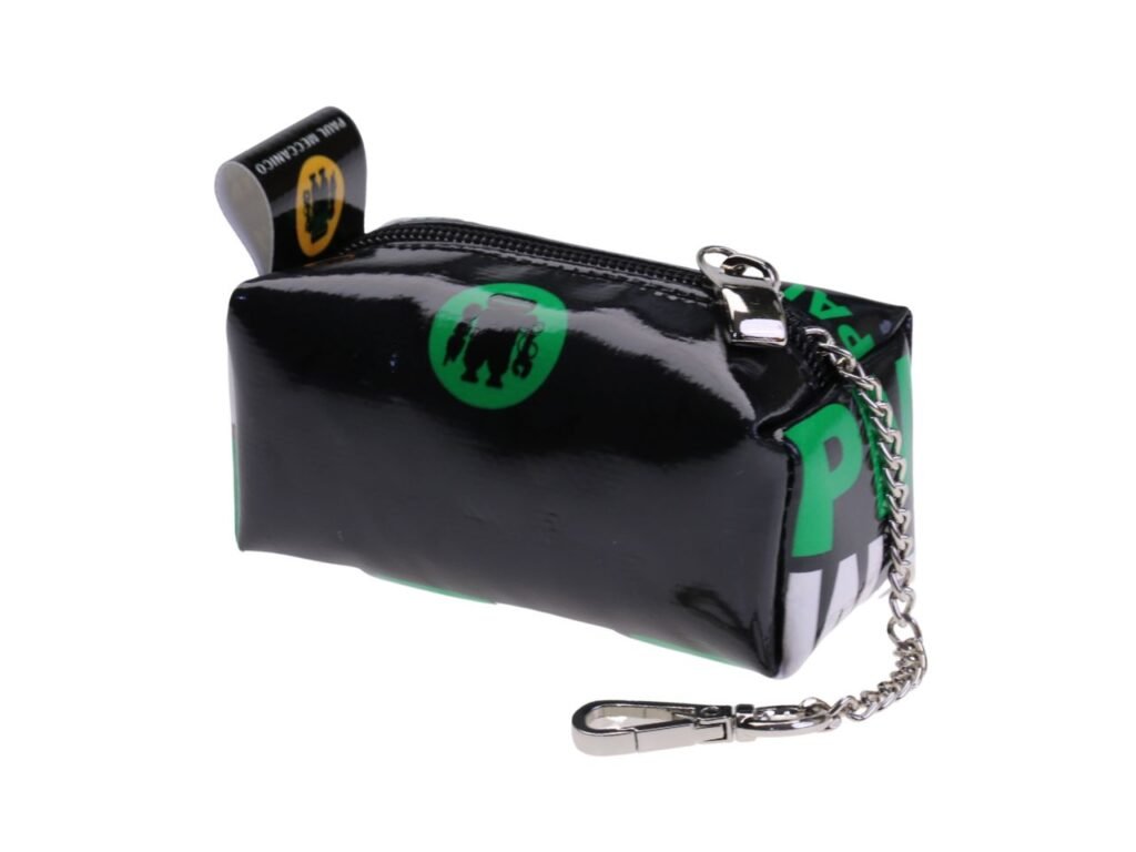 ...PORTACHIAVI CON DESIGN A MATITA NEI COLORI NERO E VERDE.