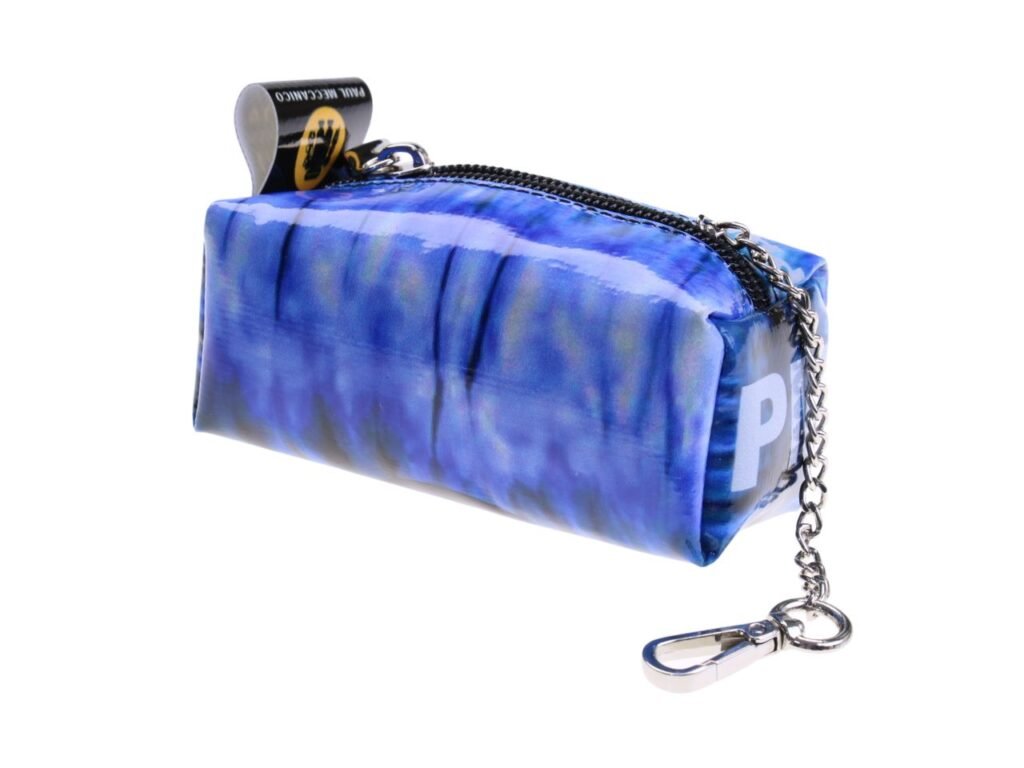 ...PORTACHIAVI A FORMA DI ASTUCCIO CON COLORI BLU CHIARO E FANTASIA TIE DYE.