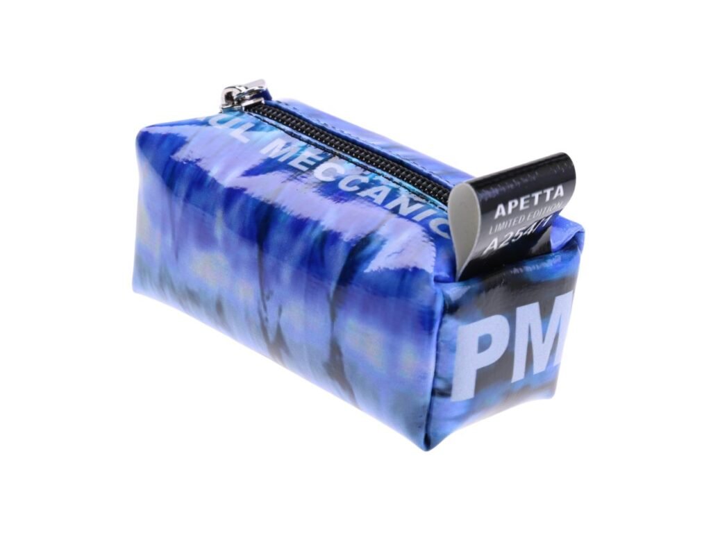 ...PORTACHIAVI A FORMA DI ASTUCCIO CON COLORI BLU CHIARO E FANTASIA TIE DYE.