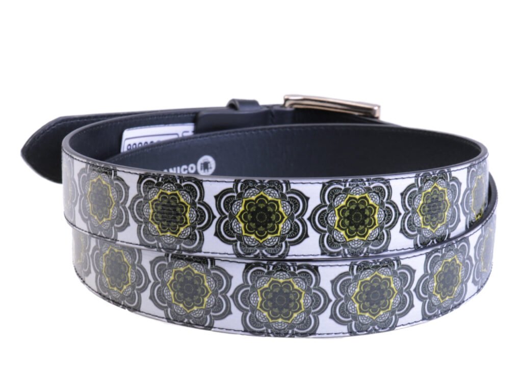 CINTURA DA DONNA BIANCA CON FANTASIA MANTRA REALIZZATA CON TELONI DI CAMION.