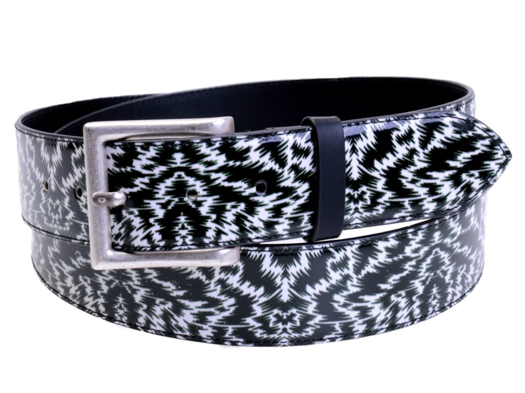 ...CINTURA DA UOMO IN BIANCO E NERO CON FANTASIA ANIMALIER REALIZZATA CON TELONI DI CAMION. - Pezzi unici Paul Meccanico