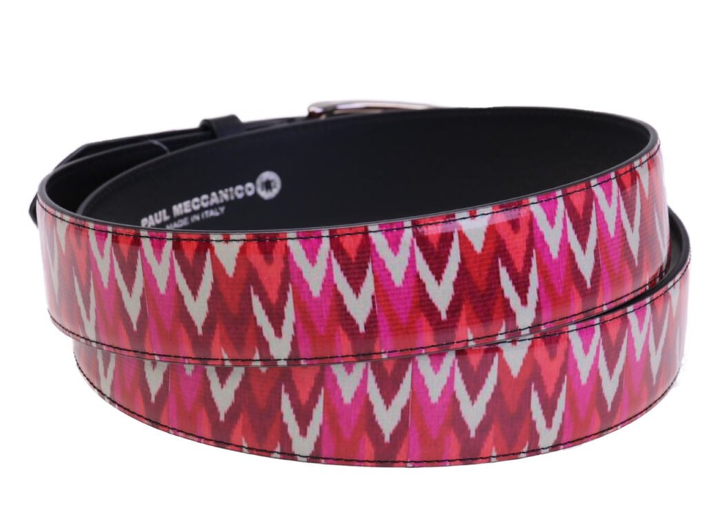 CINTURA DA UOMO ROSSO ROSA CON FANTASIA TIE DYE REALIZZATA CON TELONI DI CAMION.