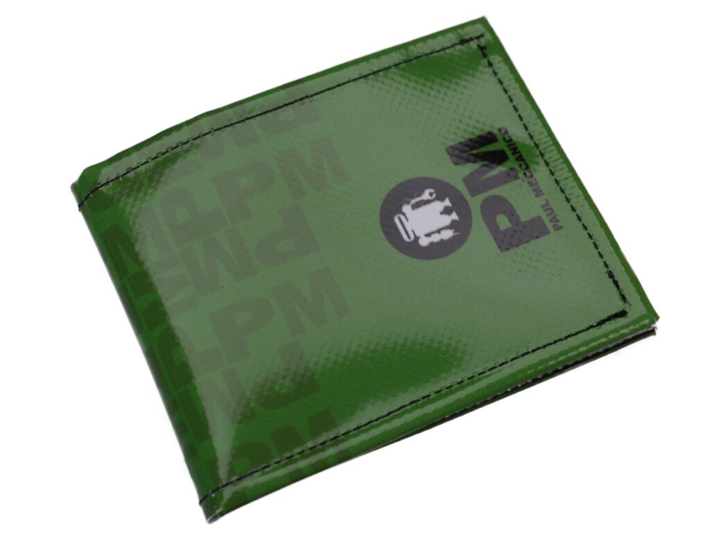 PORTAFOGLIO DA UOMO VERDE CON SCRITTA FANTASY. MODELLO CRIK REALIZZATO CON TELONI DI CAMION. - Edizione limitata Paul Meccanico