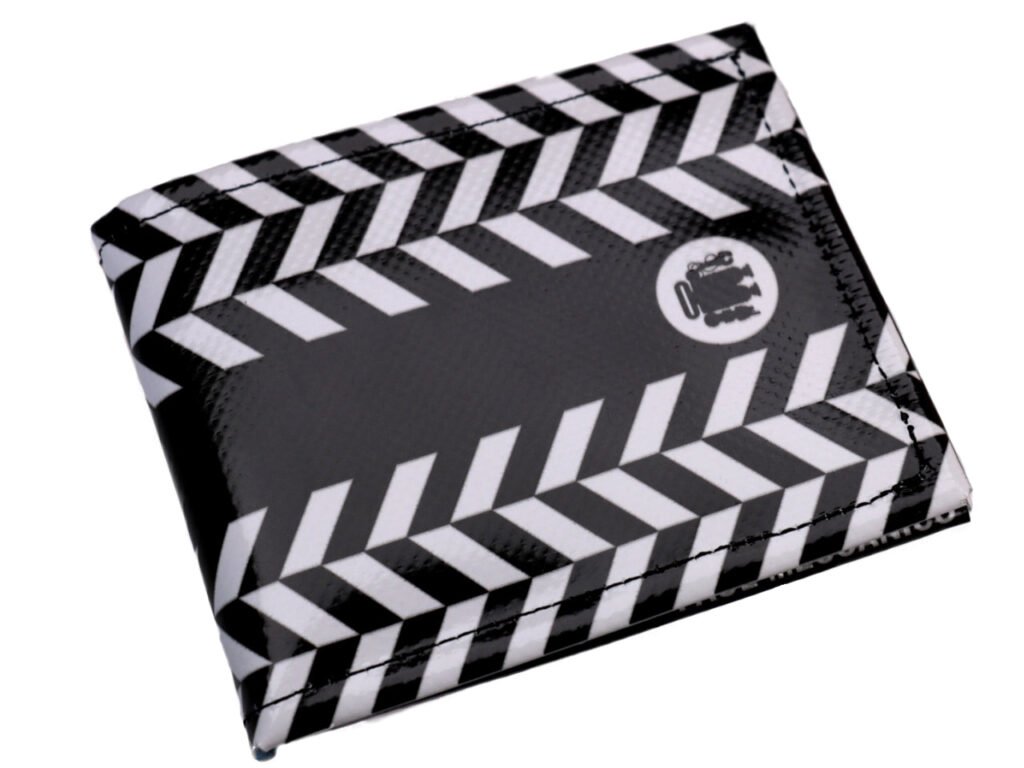 PORTAFOGLIO DA UOMO IN BIANCO E NERO A FANTASIA GEOMETRICA. MODELLO CRIK REALIZZATO CON TELONI DI CAMION. - Edizione limitata Paul Meccanico