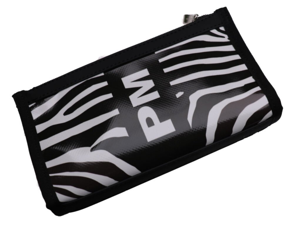 PORTAFOGLIO GRANDE DA DONNA CON MOTIVO ZEBRATO IN BIANCO E NERO. FOSSA MODELLO REALIZZATA CON IL TELONE DI UN CAMION. - Edizione limitata Paul Meccanico
