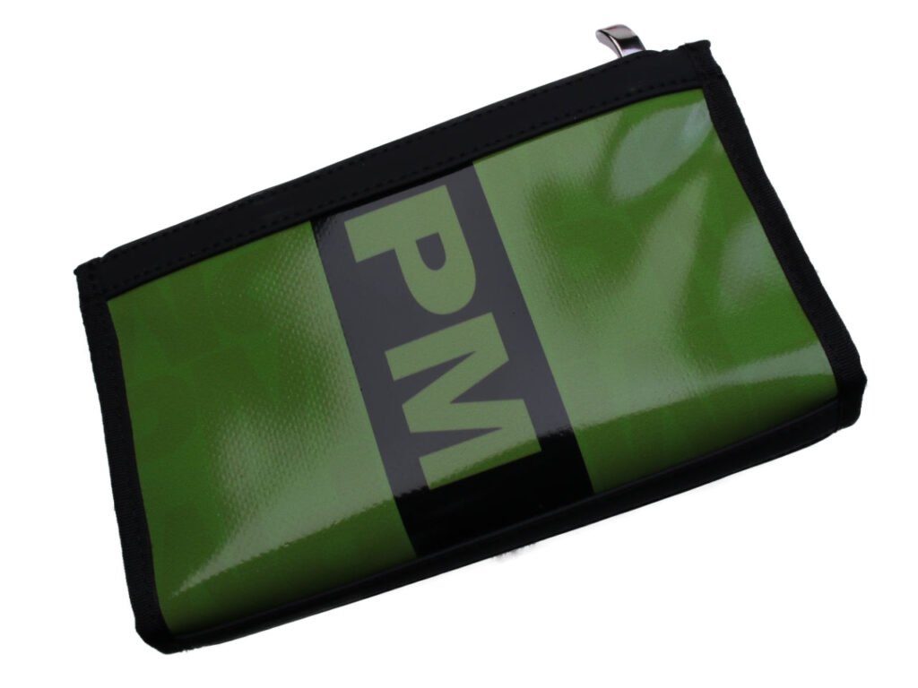 PORTAFOGLIO GRANDE DA DONNA VERDE CON LETTERE. FOSSA MODELLO REALIZZATA CON TELONI DI CAMION. - Edizione limitata Paul Meccanico