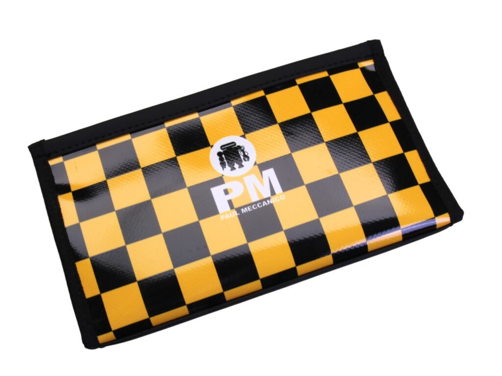 PORTAFOGLIO GRANDE DA DONNA NEI COLORI NERO E GIALLO CON FANTASIA A SCACCHI. FOSSA MODELLO REALIZZATA CON TELONI DI CAMION.