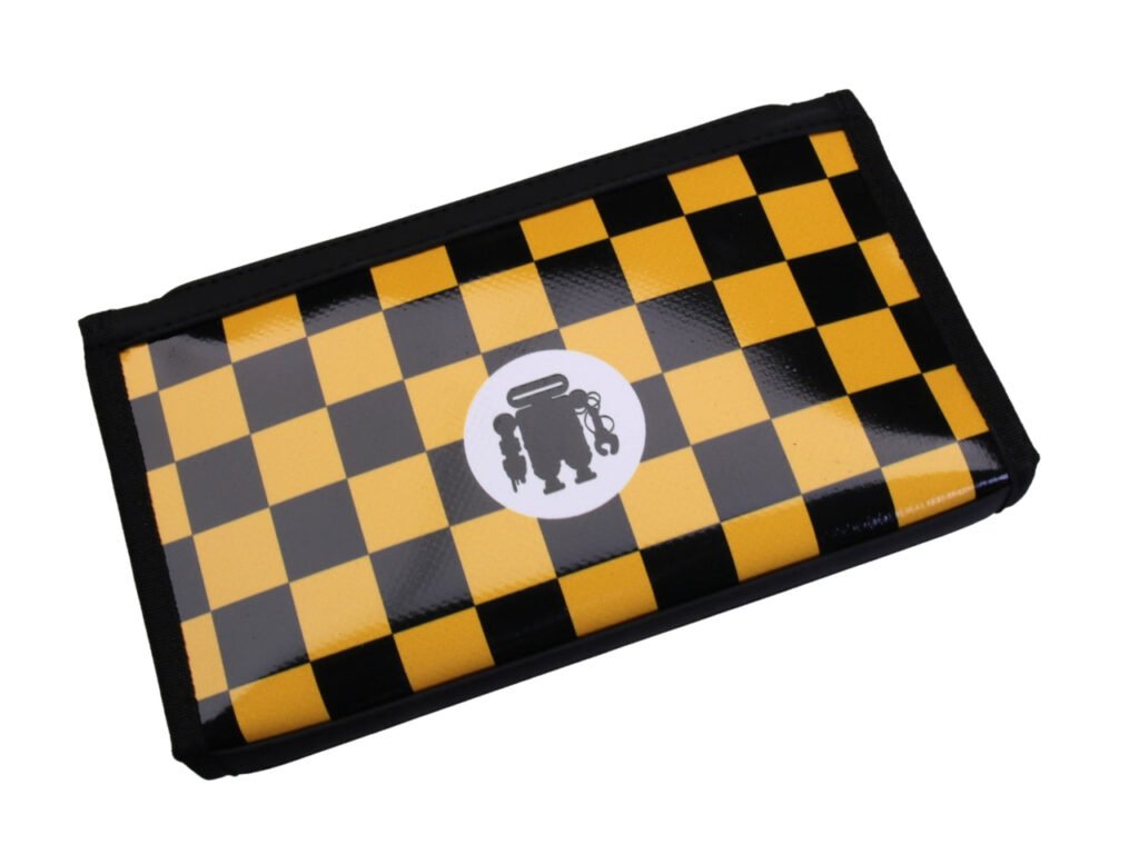 PORTAFOGLIO GRANDE DA DONNA NEI COLORI NERO E GIALLO CON FANTASIA A SCACCHI. FOSSA MODELLO REALIZZATA CON TELONI DI CAMION.