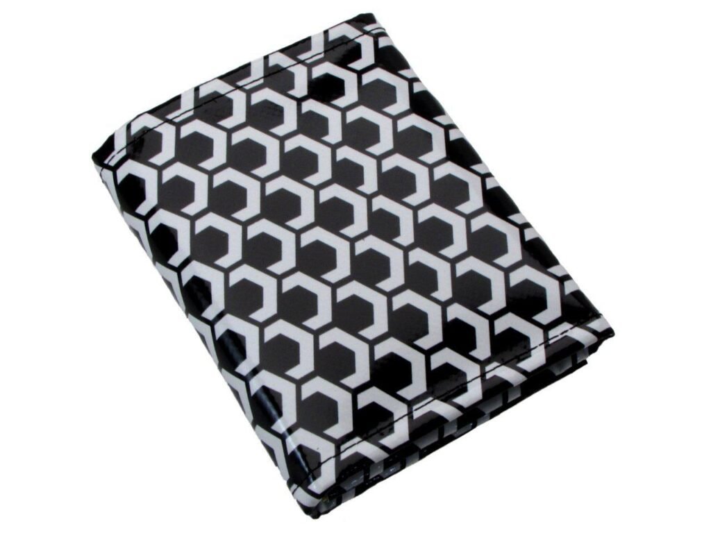 PORTAFOGLIO UNISEX IN BIANCO E NERO CON FANTASIA GEOMETRICA. MODELLO TREK REALIZZATO CON TELONI DI CAMION. - Edizione limitata Paul Meccanico