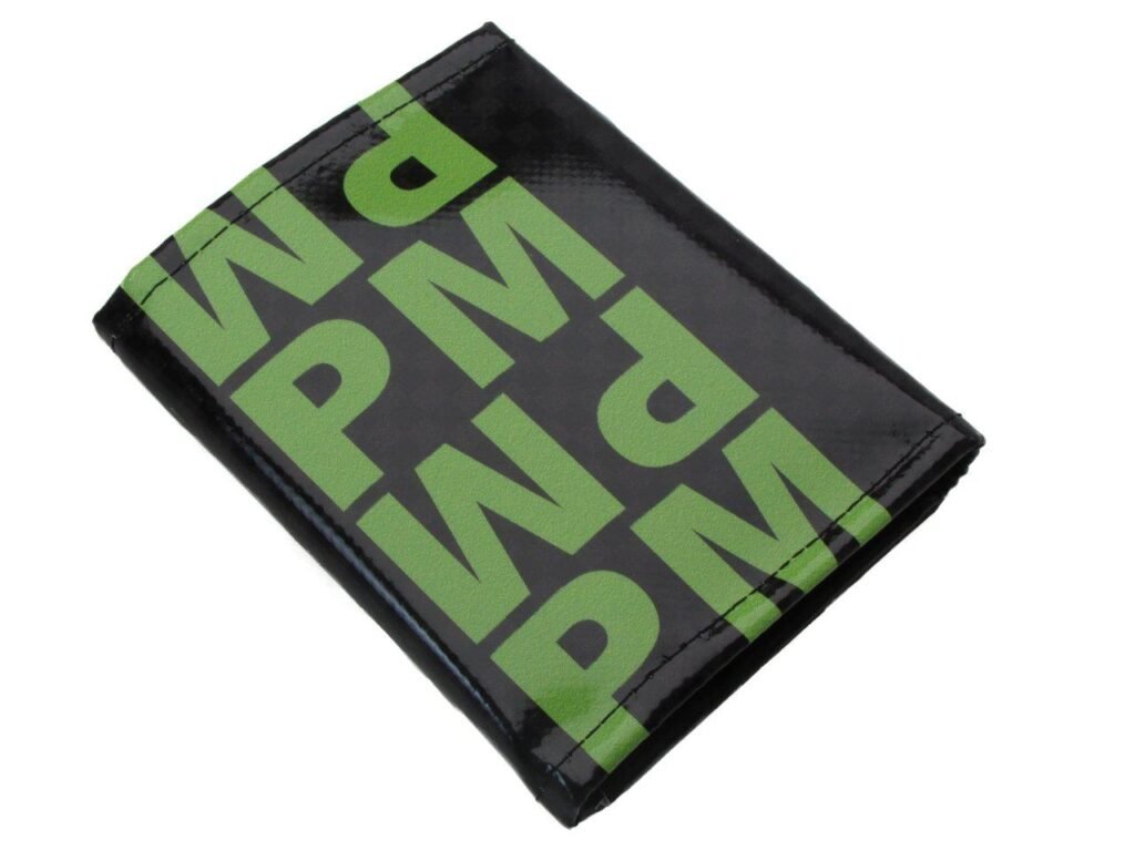 PORTAFOGLIO UNISEX NERO, GRIGIO E VERDE CON SCRITTE FANTASIA. MODELLO TREK REALIZZATO CON TELONI DI CAMION. - Edizione limitata Paul Meccanico