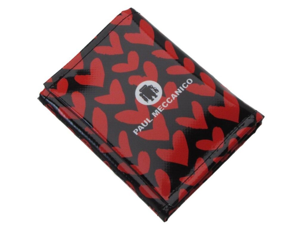 PORTAFOGLIO DA DONNA NEI COLORI ROSSO E NERO CON STAMPA DI CUORI. MODELLO TREK REALIZZATO CON TELONI DI CAMION. - Paul Meccanico