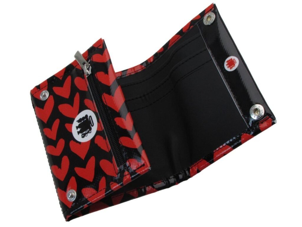 PORTAFOGLIO DA DONNA NEI COLORI ROSSO E NERO CON STAMPA DI CUORI. MODELLO TREK REALIZZATO CON TELONI DI CAMION. - Paul Meccanico
