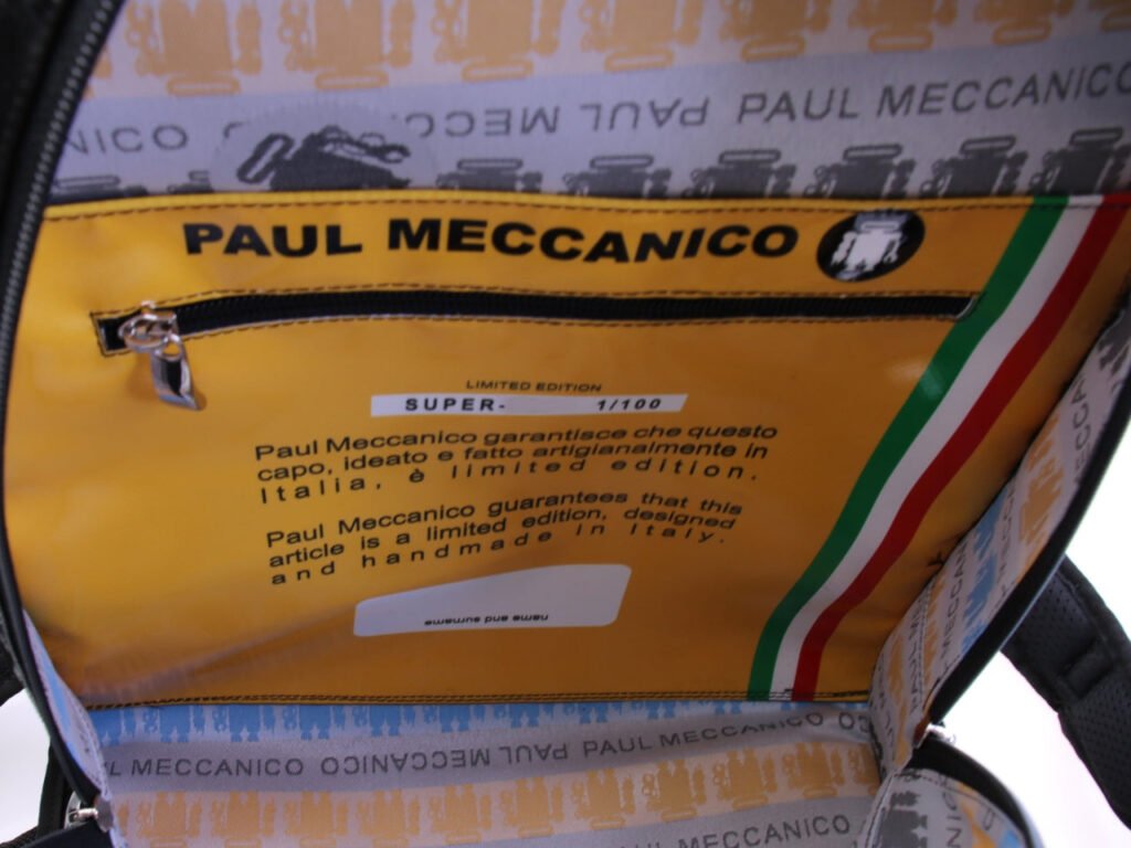 ZAINO BIANCO E NERO. MODELLO SUPER REALIZZATO IN TELONE DA CAMION.